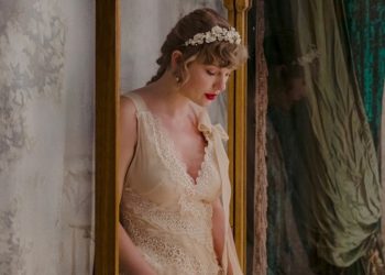 تايلور سويفت تطرح ألبوم “evermore”.. استمع اليه كاملاً