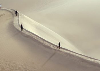 بالصور – عرض أزياء “سان لوران” من الصحراء المغربية
