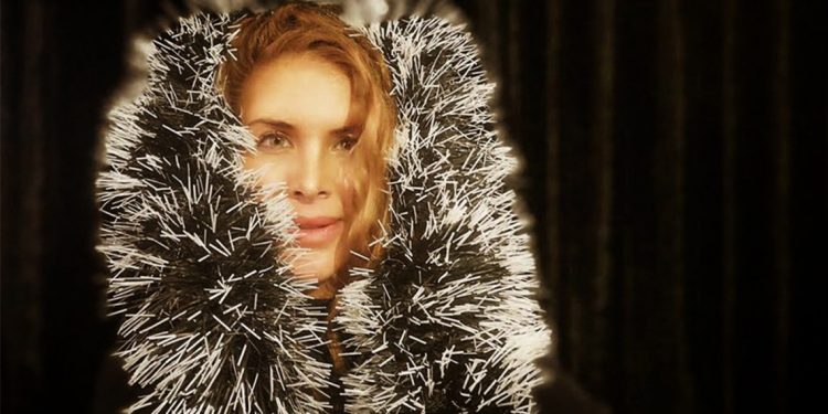 ألين لحود تغني الميلاد “Holly Jolly Christmas”
