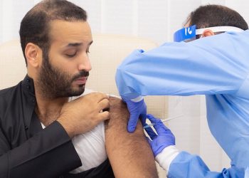 بالفيديو – الأمير محمد بن سلمان يتلقى لقاح كورونا