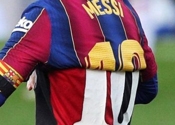 تغريم ميسي بسبب تحيته لمارادونا