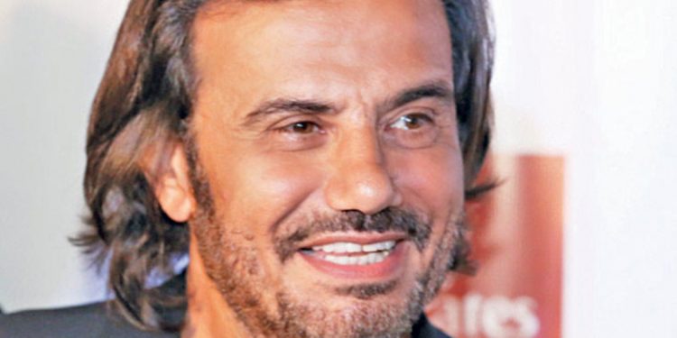 بالفيديو - سمير صفير أول فنان لبناني يتلقى لقاح كورونا..وهكذا علق! 1 بالفيديو – سمير صفير أول فنان لبناني يتلقى لقاح كورونا..وهكذا علق!