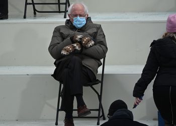 بفضل قفاز ساندرز.. غازلة صوف تجمع تبرعات بمليوني دولار