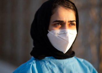 إسراء الأغا.. تجربة مُلهمة لطالبة طب في عجمان تطوعت لمواجهة الجائحة