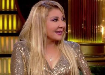 بالفيديو – معجب تعرّى تحت منزل نادية الجندي.. “كان عاوز يشوفني”!