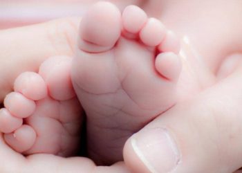 أول مولودة تحمل أجساما مضادة لكوفيد- 19 بعد تطعيم الأم