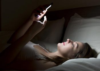 نصيحة هامة.. اترك هاتفك الذكي خارج غرفة النوم