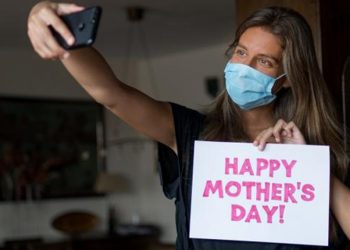 كورونا يحجم احتفالات عيد الأم.. كيف تلتقي والدتك بطريقة آمنة؟