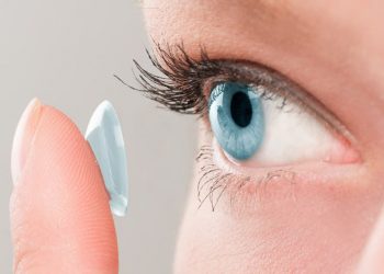 من فتات الذهب.. عدسات لاصقة تصحح عمى الألوان!