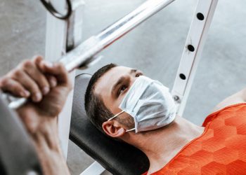 هل يمكن ارتداء الكمامة أثناء التمارين الرياضية؟ دراسة تجيب
