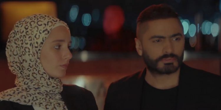 بطلة إعلانه موديل محجبة  .. رواد السوشيال ميديا لتامر حسني: كل يوم بتبهرنا وبنحترمك أكتر