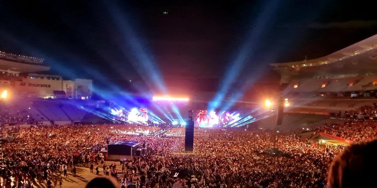 بالفيديو - اكثر من 50 ألف متفرج باول حفل موسيقي في نيوزيلندا 1 بالفيديو – اكثر من 50 ألف متفرج باول حفل موسيقي في نيوزيلندا