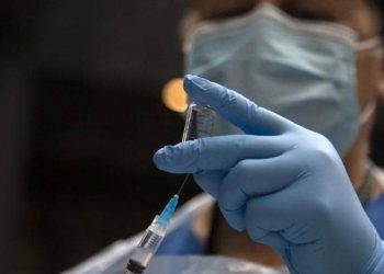 تجربة مثيرة.. ما نتيجة الجمع بين لقاحين مضادين لكورونا؟