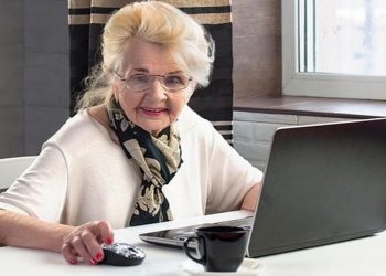 دراسة علمية.. كيف يؤثر الإنترنت على الصحة العقلية لكبار السن؟