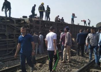 بالفيديو – مرة جديدة قطار مصري يخرج عن القضبان في القليوبية وسقوط ضحايا