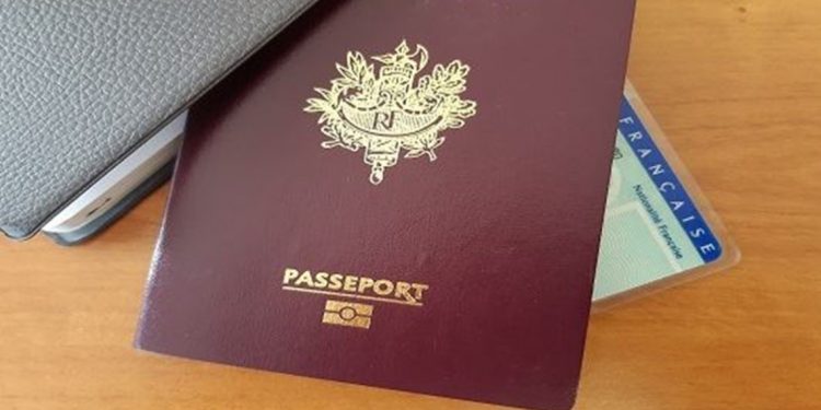 فرنسا تكافئ اكثر من الفي موظف اجنبي وتمنحهم الجنسية بسبب مكافحتهم فيروس كورونا 1 فرنسا تكافئ اكثر من الفي موظف اجنبي وتمنحهم الجنسية بسبب مكافحتهم فيروس كورونا
