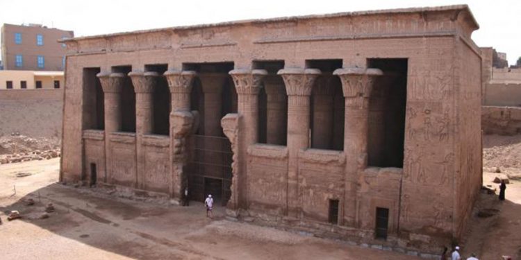 تُشاهد لأول مرة منذ 1500 عام.. اكتشاف ألوان ونقوش تاريخية بمعبد في مصر 1 تُشاهد لأول مرة منذ 1500 عام.. اكتشاف ألوان ونقوش تاريخية بمعبد في مصر
