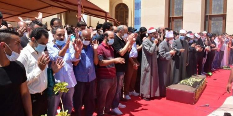 بالصور - سمير غانم إلى مثواه الأخير وسط حالة من الحزن الشديد 1 بالصور – سمير غانم إلى مثواه الأخير وسط حالة من الحزن الشديد