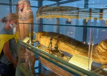 بالصور – مصر تفتتح متحفين في مطار القاهرة يضمان 363 قطعة أثرية نادرة