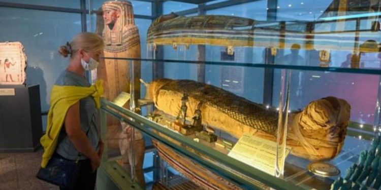 بالصور – مصر تفتتح متحفين في مطار القاهرة يضمان 363 قطعة أثرية نادرة