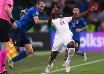 الآلاف يطالبون بإعادة نهائي اليورو والسبب صورة