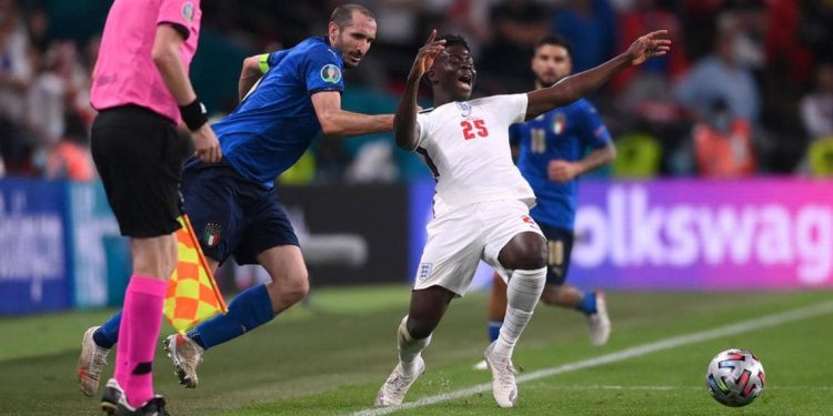 الآلاف يطالبون بإعادة نهائي اليورو والسبب صورة