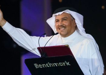 بالفيديو – محمد عبده يطرب جمهوره بحفل ضخم في جدة و يبكي متأثراً بكلمات أغنية