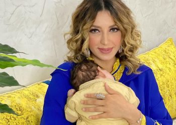 بالفيديو فنانة مغربية تتبنى رضيعة عثر عليها في صندوق قمامة