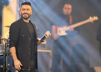 تامر حسني يُشعل حماس جمهور جدّة ويعدهم بحفل مجّاني