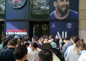 بالفيديو – طابور كبير في باريس لشراء قميص ميسي الجديد مع باريس سان جرمان