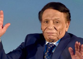 عادل إمام يخضع لتدابير احترازية مشددة داخل منزله ومنع الزيارات