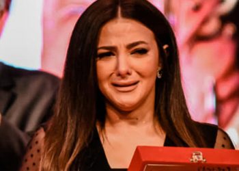 في أول ظهور لها دنيا سمير غانم تنهار بالبكاء على المسرح