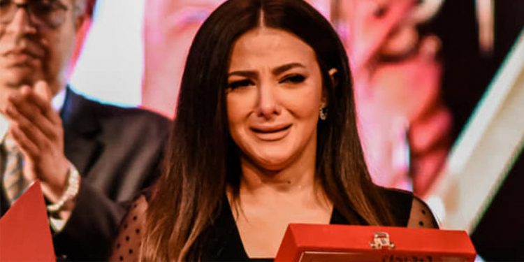 في أول ظهور لها دنيا سمير غانم تنهار بالبكاء على المسرح