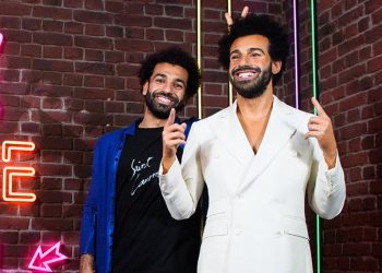 محمد صلاح يلتقي التمثال الشمعي الخاص به في متحف مدام توسو