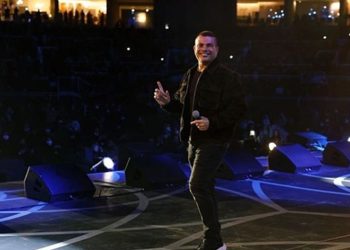 عمرو دياب يتألق في حفل رأس السنة بالرياض ويصدر جديده