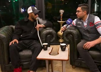 محمد رمضان يثير الجدل من جديد بحوار تلفزيوني على أنفاس الشيشة