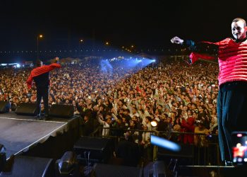 ويجز يتألق بحفل ضخم بالقاهرة الجديدة والجمهور يرمي الهدايا له على المسرح