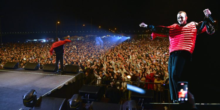 ويجز يتألق بحفل ضخم بالقاهرة الجديدة والجمهور يرمي الهدايا له على المسرح 1 ويجز يتألق بحفل ضخم بالقاهرة الجديدة والجمهور يرمي الهدايا له على المسرح