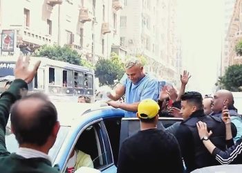 بالفيديو الجمهور يحاصر محمد امام في الشارع اثناء التصوير