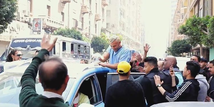 بالفيديو الجمهور يحاصر محمد امام في الشارع اثناء التصوير 1 بالفيديو الجمهور يحاصر محمد امام في الشارع اثناء التصوير