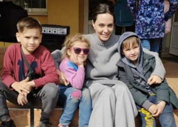 أنجلينا جولي تفاجئ أطفال أوكرانيا بزيارة وسط المخاطر
