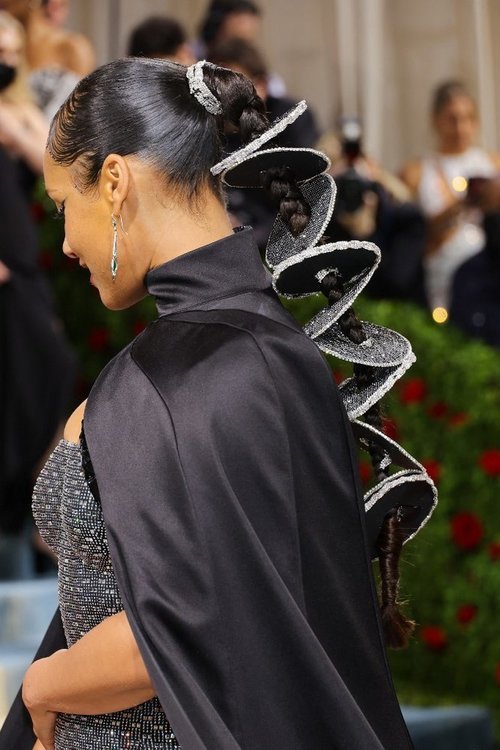 اطلالة Alicia Keys بتسريحات شعر الضفائر الهندسية الفاخرة مع الاكسسوار