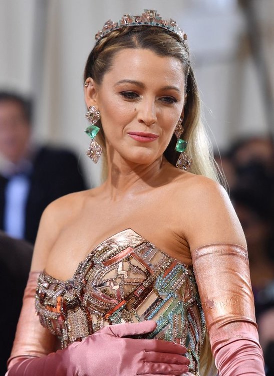 اطلالة Blake Lively بمكياج مشرق مع اكسسوارات شعر التاج الفاخر