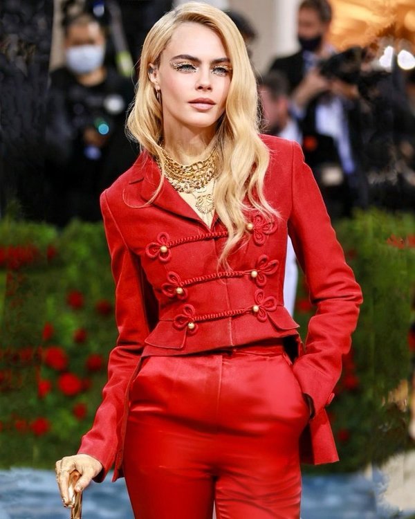 اطلالة Cara Delevingne بمكياج ذهبي براق وسموكي ساحر