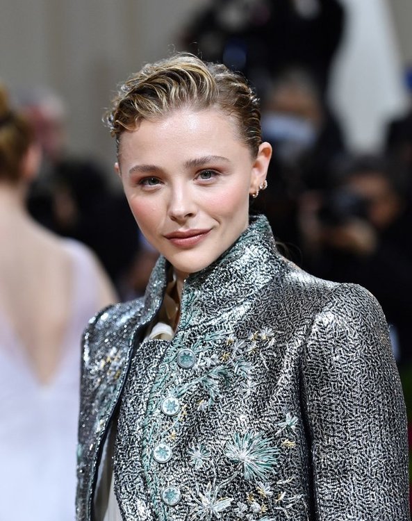 اطلالة Chloe Grace Moretz بمكياج ملون مع تسريحات الشعر المبللة