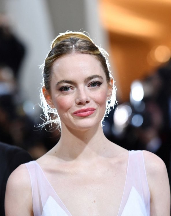 اطلالة Emma Stone بمكياج براق مع احمر الشفاه الوردي القوي