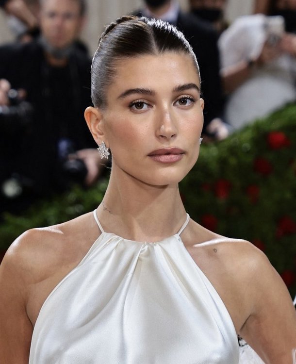 اطلالة Hailey Bieber بمكياج طبيعي مع تسريحات الشعر المبللة المرفوعة