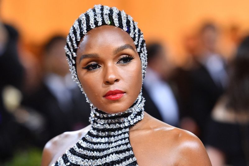 اطلالة Janelle Monae برسمات الايلاينر المجنح مع قبعة الرأس الفاخرة والبراقة