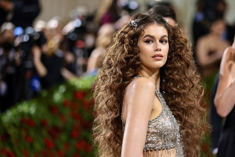 اطلالة Kaia Gerber ساحرة برسمات الايلاينر وتسريحات الشعر الكيرلي الطويلة