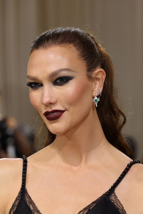 اطلالة Karlie Kloss بمكياج سموكي اسود قوي وجريء